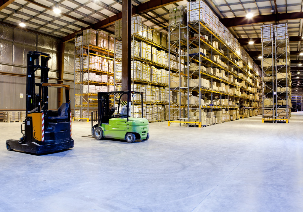 big warehouse with 2 forklift inside it